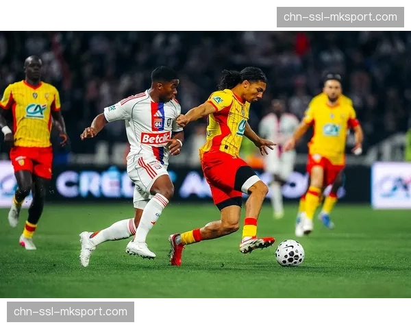 VAR介入取消里昂点球判罚，引发主场球迷强烈不满