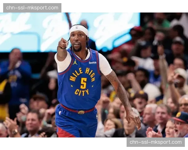 特写：国王绝杀掘金后，主帅迈克-布朗在更衣室白板上画出的最后一个边线球战术细节。