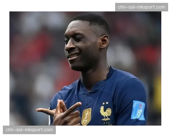 特写:南特老将穆阿尼替补席指导年轻前锋,赛后独自加练射门 特写:南特老将穆阿尼替补席指导年轻前锋,赛后独自加练射门